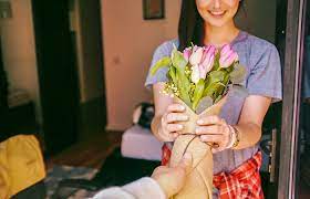 Five Reasons Why You Should Send Flowers Online This Valentine's Day